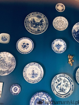 Wyeksponowana kolekcja niebieskich talerzy, fot. Katarzyna Sacha
